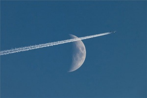 Repülőgép és a Hold