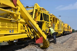 Vasútépítő munkagépek érkeztek a MÁV FKG jászkiséri székhelyére