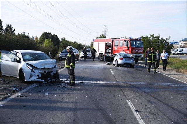 Öten megsérültek egy balesetben az 51-es úton Dunaharasztinál