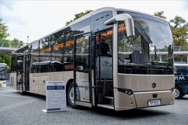 Bemutatták az Inter Traction Electrics Kft. új távolsági autóbuszát Debrecenben
