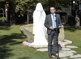 Felavatták Eötvös Loránd szobrát Budapesten a Gesztenyés kertben