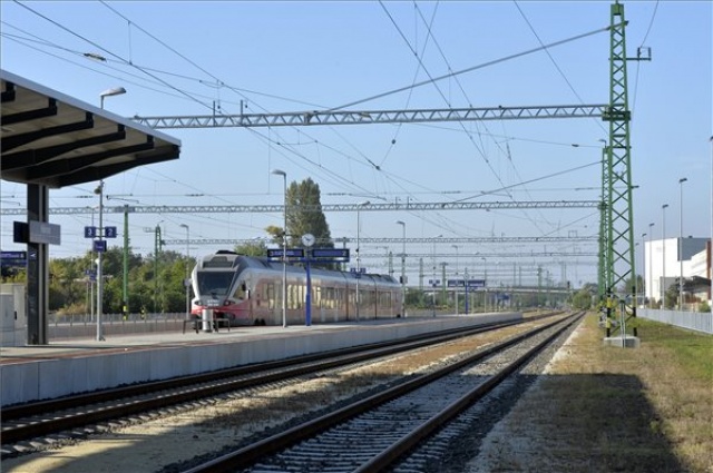 Átadták a Kelenföld és Százhalombatta között megújított vasúti pályát