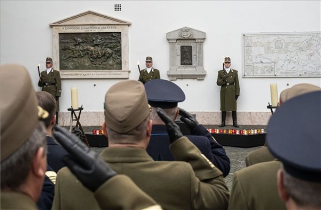 Halottak napja - Az elesett katonák emlékére gyújtottak gyertyát Budapesten