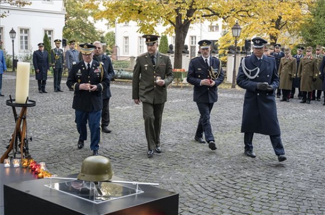 Halottak napja - Az elesett katonák emlékére gyújtottak gyertyát Budapesten