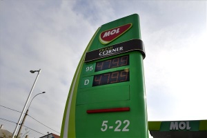 A kormány 480 forintban maximálta a benzin és a gázolaj árát a benzinkutaknál