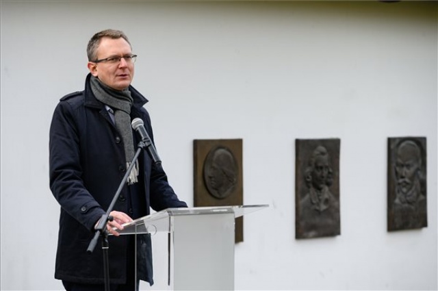 Domborművet avattak Pilinszky János születésének 100. évfordulója alkalmából Gárdonyban