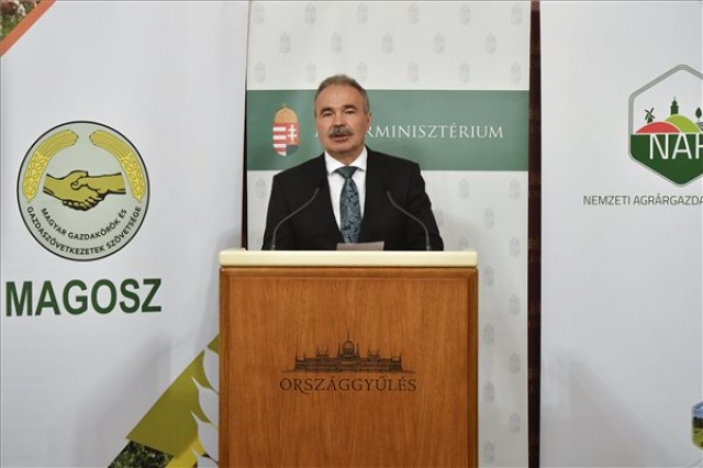 Nagy István, a NAK és a MAGOSZ elnöke a magyar gazdák védelméről tartott sajtótájékoztatót 