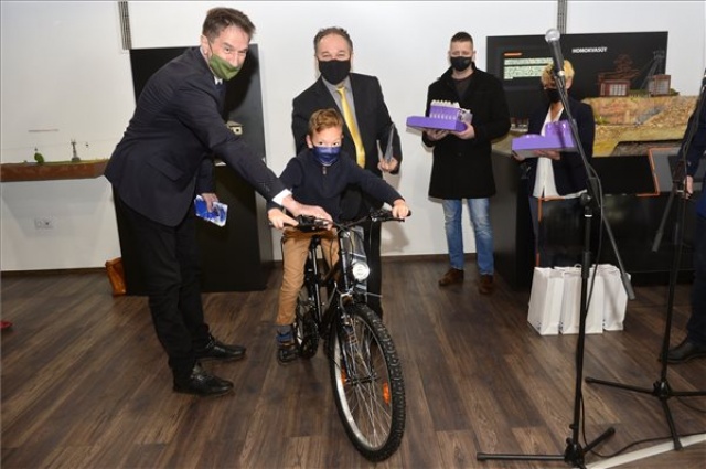 Bányászati hagyományokat kutató diákoknak adtak át kerékpárokat Dorogon