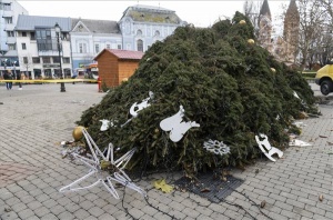 A viharos szél felborította a város karácsonyfáját Nyíregyházán