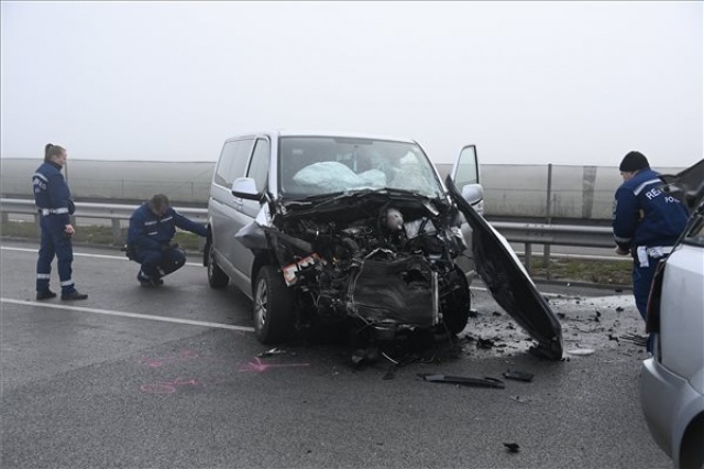 Egy ember meghalt az M4-es autóúton Monornál történt balesetekben 