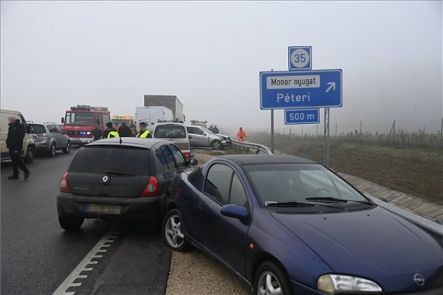 Egy ember meghalt az M4-es autóúton Monornál történt balesetekben 