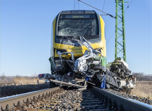 Vonattal ütközött egy kisteherautó Kóny közelében - Egy ember meghalt