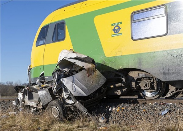 Vonattal ütközött egy kisteherautó Kóny közelében - Egy ember meghalt