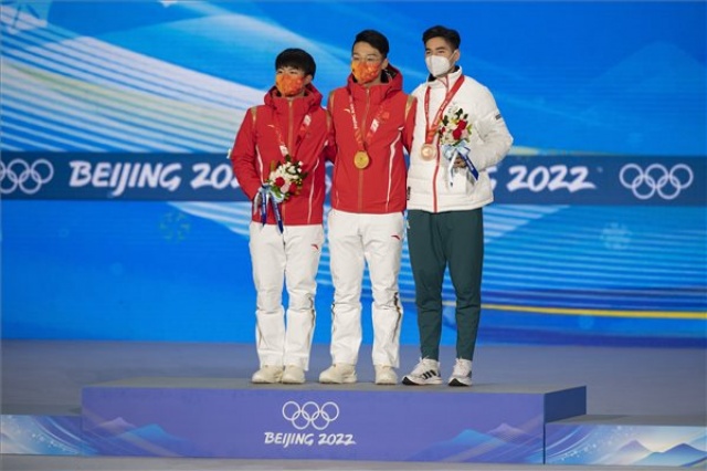 Peking 2022 - Gyorskorcsolya - Liu Shaoang bronzérmes 1000 méteren