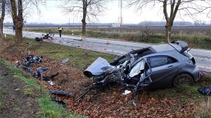 Egy személy életveszélyesen megsérült egy fának csapódó autóban Szeged és Röszke között