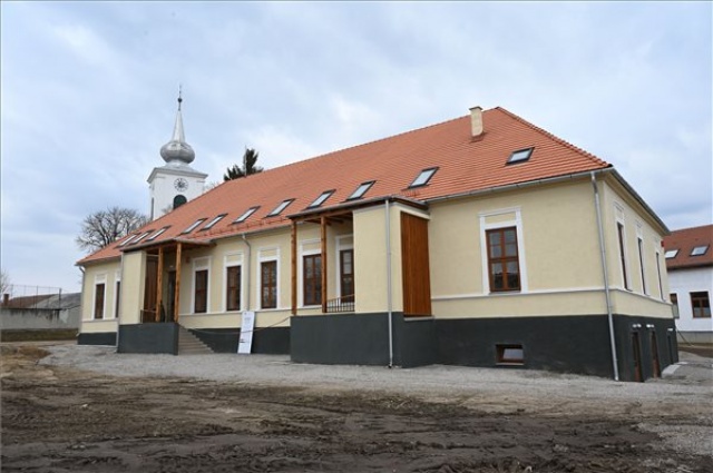 A magyar állam támogatásával felújított bölcsőde-óvodát avattak a székelyföldi Uzonban