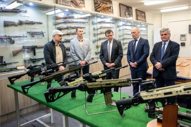 A kormány támogatja a Nemzeti Fegyvergyártási Oktatási Központ kialakítását Csongrádon
