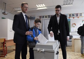 Választás 2022 - Leadta szavazatát Varga Mihály pénzügyminiszter
