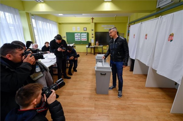 Választás 2022 - Leadta szavazatát Jakab Péter, a Jobbik elnöke