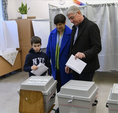 Választás 2022 - Leadta szavazatát Gyurcsány Ferenc és Dobrev Klára