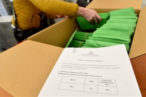 Választás 2022 - Megkezdődött a szavazatok átadása az egyéni választókerületi választási irodáknak