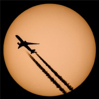 Repülőgép halad a Nap előtt
