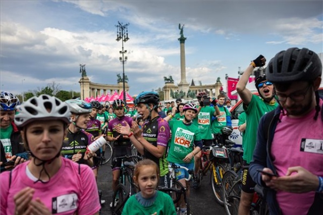 Giro d'Italia - Valter Attila ezer kerékpárossal tekert keresztül a Városligeten a rajtig
