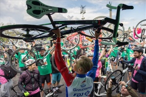 Giro d'Italia - Valter Attila ezer kerékpárossal tekert keresztül a Városligeten a rajtig