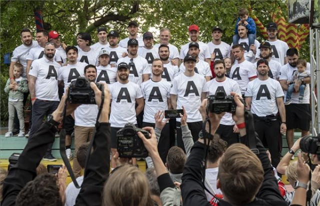 Szurkolók köszöntötték az elitbe feljutott magyar jégkorong-válogatottat