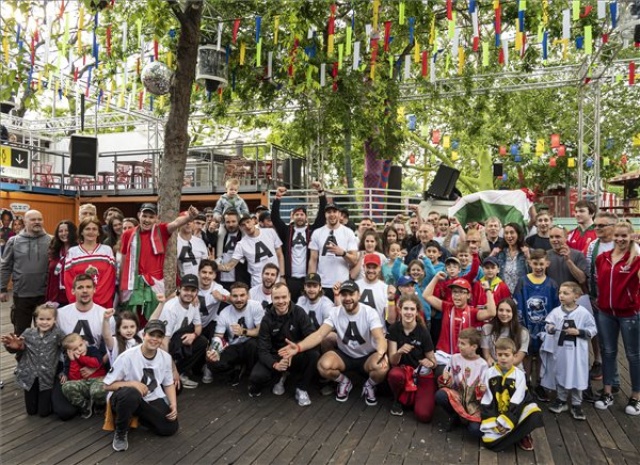 Szurkolók köszöntötték az elitbe feljutott magyar jégkorong-válogatottat
