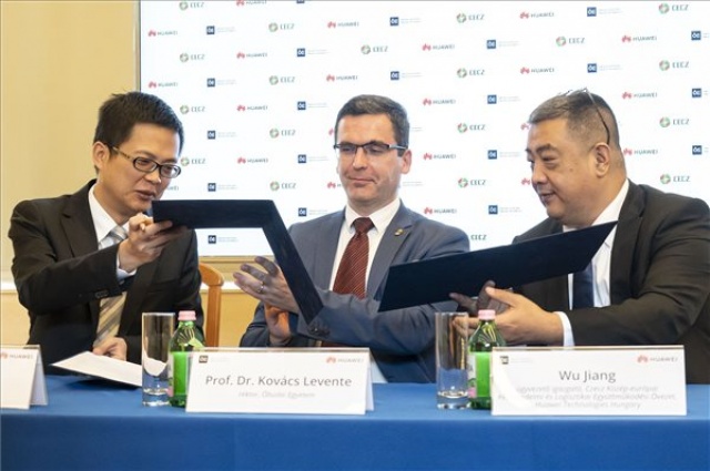 A Huawei és az Óbudai Egyetem közös sajtótájékoztatója