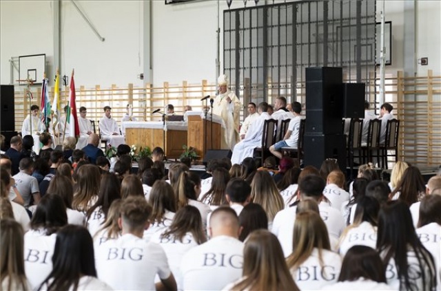 Átadák a nyírbátori római katolikus iskola új tornaudvarát