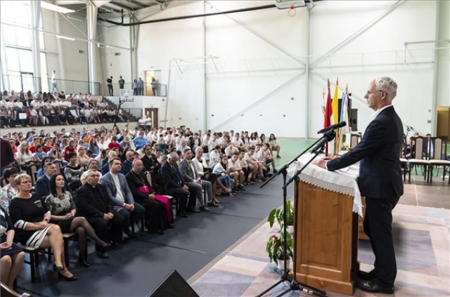 Átadák a nyírbátori római katolikus iskola új tornaudvarát