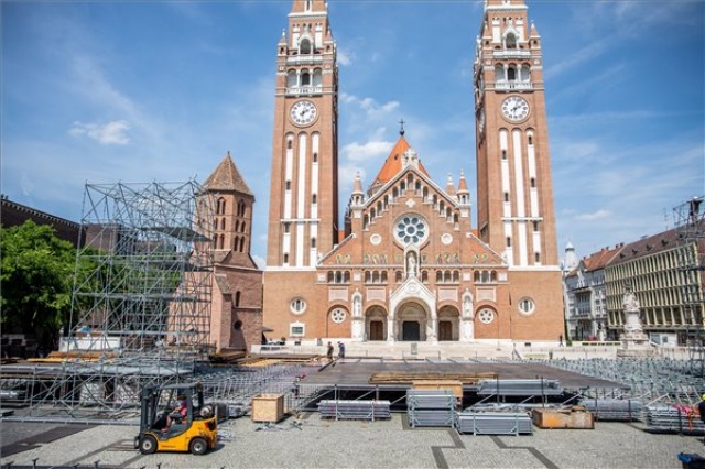 Már épül a Szegedi Szabadtéri Játékok Dóm téri nézőtere és színpada