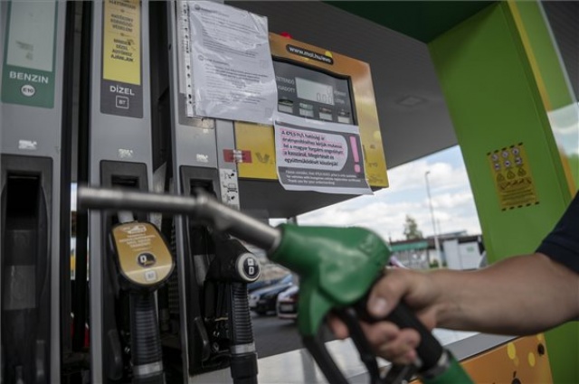 A kormány 480 forintban maximálta a benzin és a gázolaj árát a benzinkutaknál