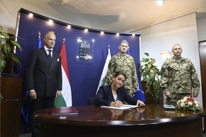 Novák Katalin aláírta az ország fegyveres védelmének tervét 