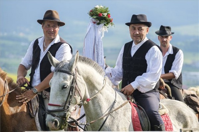 Csíksomlyói búcsú - Megérkeztek a csíksomlyói hegynyeregbe a pünkösdi lovas zarándoklat résztvevői 