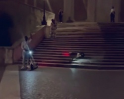 Spanyol lépcsőn lelökött roller