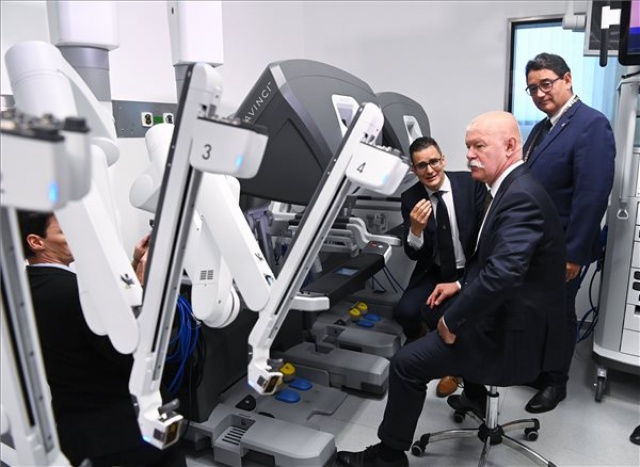 Negyedik generációs robotsebészeti eszközt adtak át a Semmelweis Egyetemen