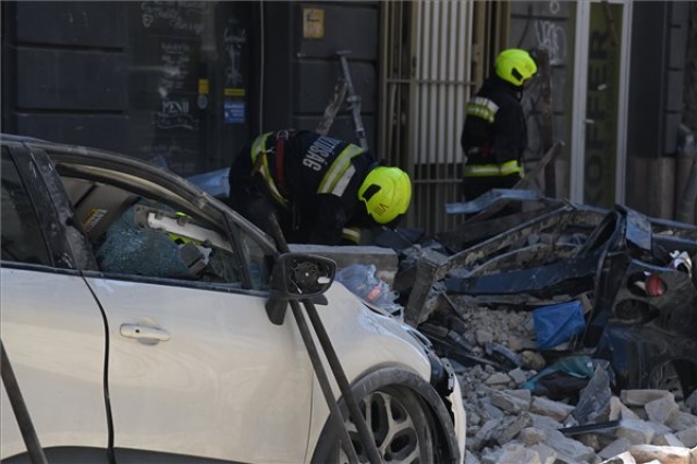 Homlokzati fal dőlt az utcára és parkoló autókra Budapest belvárosában