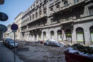 Terézvárosi házomlás - Az utcára omlott egy épület tetőszerkezete - A helyszín másnap