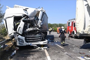 Meghalt egy kamionsofőr az M1-esen Zsámbéknál