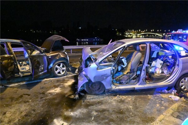 Négyen megsérültek egy balesetben Budapesten