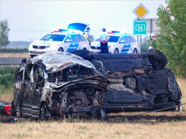 Illegális bevándorlás - Két halott, kilenc sérült egy közúti balesetben Bócsánál