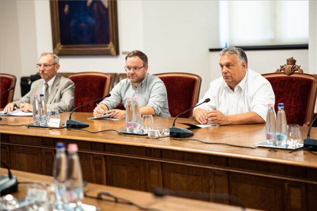 Orbán Viktor kormányüléssel folytatta a munkát
