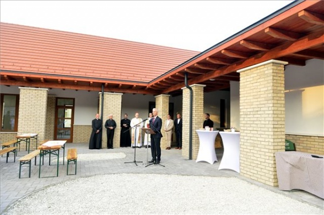 Katolikus közösségi házat avattak Dorogon