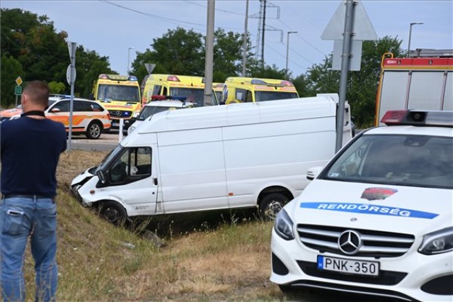 Illegális bevándorlás - Rendőrök elől menekülő teherautó szenvedett balesetet, húsz migráns megsérült