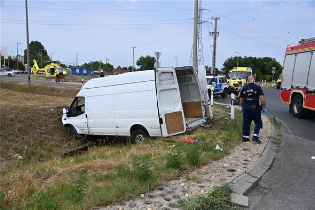 Illegális bevándorlás - Rendőrök elől menekülő teherautó szenvedett balesetet, húsz migráns megsérült