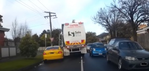 Kukásautó vs Holden Monaro
