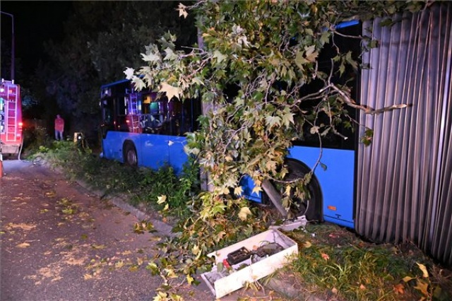 Kerítésnek ütközött egy autóbusz a XXI. kerületben	
